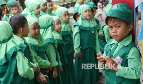 Siswa siswi TK Islam Nuurusysyifa’ Sunter Jaya Jakarta, nampak berbaris sebelum memasuki kelas untuk mengikuti kegiatan belajar, Senin (9/1)