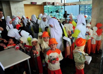 Siswa siswi TK Raudhatul Athfal Nurul Ikhlas, Depok, mengunjungi kantor Komisi Pemberantasan Korupsi (KPK), Jakarta, Rabu (1/2). (Republika/Edwin Dwi Putranto)