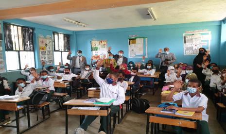 Siswa-siswi Wisdom Educational Academy, di Kota Adama, Ethiopia, bersama Duta Besar RI untuk Ethiopia, Djibouti dan Uni Afrika Al Busyra Basnur (tengah).