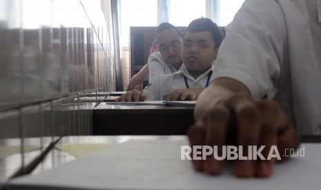 Siswa SLB Kelas A Wyata Guna, Kota Bandung mengerjakan soal Ujian Nasional mata pelajaran Bahasa Inggris, Jl Pajajaran, Rabu (11/5). 