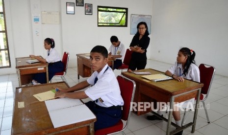 Siswa SLB mengerjakan soal ujian braille mata pelajaran Bahasa Indonesia saat UN di SLB-A Pembina Tingkat Nasional, Jakarta, Senin (9/5