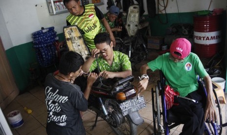 Siswa SLB Yayasan Pembinaan Anak Cacat (YPAC) Solo mengikuti praktik otomotif di Bengkel Difa milik sekolah setempat, Solo, Jawa Tengah, Rabu (20/2/2019). 