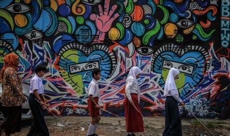 Siswa SLBA YKAB Solo penyandang tuna netra dan penglihatan terbatas (low vision) mengikuti praktik orientasi mobilitas di Solo, Jawa Tengah, Selasa (12/4).