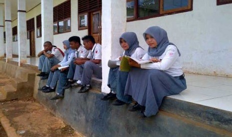 Siswa SMA 2 Kaledupa menunggu Ujian Nasional