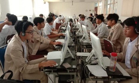 Siswa SMA Bosowa Bina Insani mengikuti ujian secara online.