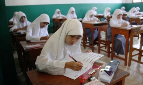 Siswa SMA Darunnajah mengerjakan soal mata pelajatan Kimia saat Ujian Nasional (UN) di SMA Darunnajah, Jakarta Selatan, Selasa (15/4)