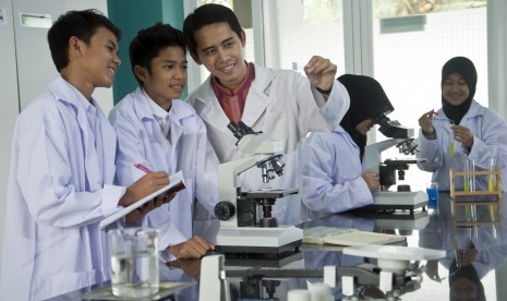 Siswa SMA Insan Cendekia Madani sedang melakukan praktikum di laboratorium science