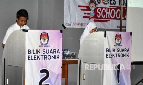 Siswa SMA menggunakan hak pilih melalui bilik suara elektronik saat pemilihan OSIS dalam KPU Goes To School di SMAN 7, Tegal Gundil, Kota Bogor, Jawa Barat, Jum'at (2/11/2018). 