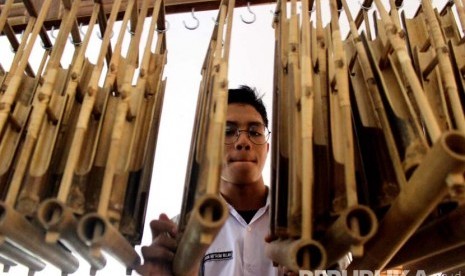 Siswa SMA Negeri 24 Kota Bandung berlatih memainkan angklung pada workshop musik dan alat musik bambu di Pendopo Papuri, Jl Soekarno Hatta, Kota Bandung, Selasa (3/5). (Republika/Dede Lukman Hakim)