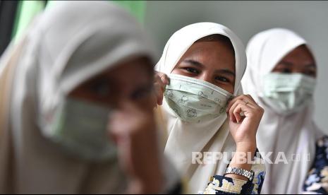 Siswa memakai masker 