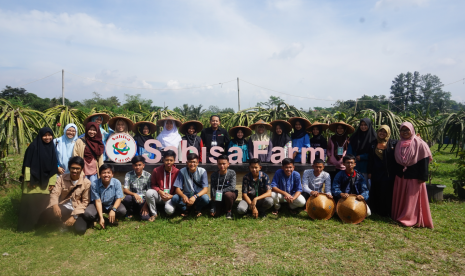 Siswa SMA Penerima Manfat (PM) Gerakan Cinta Anak Tani (GCAT) mengunjungi Sabisa Farm, salah satu unit Teaching Farm IPB, di Bogor.