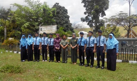 Siswa SMA Plus Riau berpose usai pembekalan lomba cerdas cermat MPR