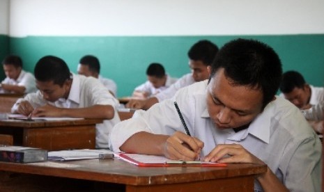 Siswa SMA saat melaksanakan ujian nasional. 