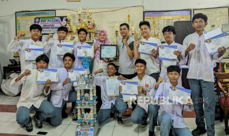 Siswa SMA Yapemri Depok memperoleh beasiswa yang diberikan UBSI Kampus Margonda. 