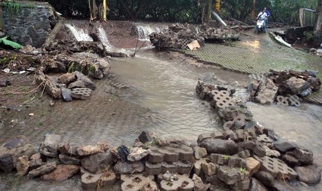 Siswa SMAN 2 Bogor melihat tembok pembatas sekolah mereka yang roboh akibat banjir yang melanda Kelurahan Sukaresmi, Kota Bogor, Jawa Barat, Senin (27/2).