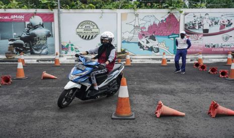 Siswa SMK mengikuti pelatihan aman berkendara, Kamis (21/7/2022). 