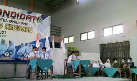 Siswa SMK Ma'arif 9 Kebumen belajar dengan tat muka dengan memakai masker dan mentaati aturan Porkes Covid-19.