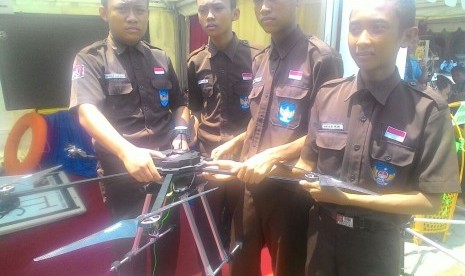 Siswa SMK membuat drone untuk penyemprot pupuk cair.