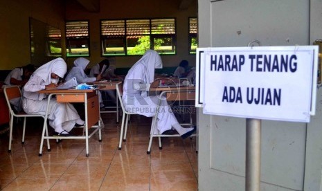  Siswa SMK mengikuti Ujian Nasional di SMK Negeri 8 Jakarta Selatan, Senin (15/4).   (Republika/Agung Supriyanto)