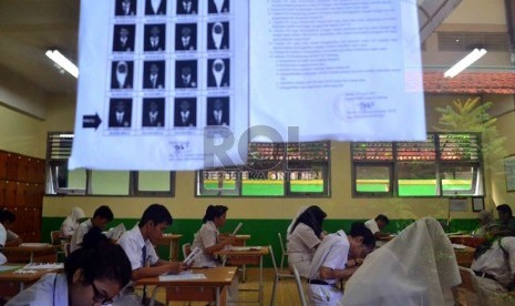  Siswa SMK mengikuti Ujian Nasional di SMK Negeri 8 Jakarta Selatan, Senin (15/4).   (Republika/Agung Supriyanto)