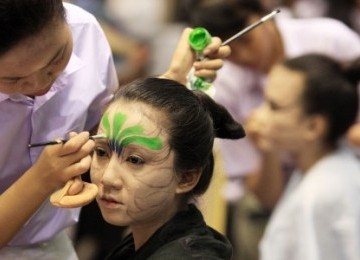 Siswa SMK Negeri 27 mengikuti kompetensi kecantikan kulit (face painting) dalam Lomba Keterampilan Siswa (LKS) tingkat Provinsi DKI di GOR Pulogadung, Jakarta. Pemerintah kini mengupayakan lulusan SMP dapat melanjutkan ke SMA/SMK.