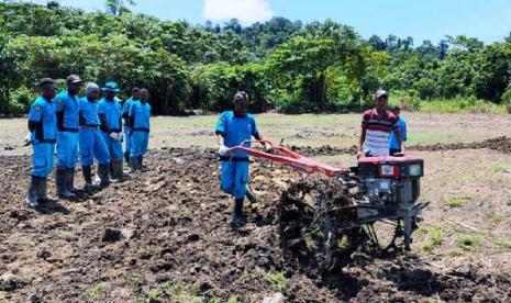 Siswa SMK Negeri Pertanian Wapoga  Papua mengikuti pelatihan Alsintan didampingi penyuluh pertanian (ilustrasi). Asesmen Sertifikasi Kompetensi bagi penyuluh honorer THL-TBPP dari seluruh Indonesia kecuali Provinsi Papua, berlangsung 3 - 16 November 2020. Lokasi asesmen adalah balai pelatihan dan kampus Polbangtan, unit pelaksana teknis (UPT) Kementerian Pertanian RI.