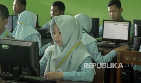 Siswa SMK NU Ungaran, Kabupaten Semarang tengah mengerjakan soal Bahasa Inggris pada hari ke-tiga UNBK di sekolahnya, Rabu (4/4).