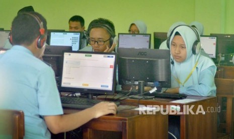 Siswa SMK NU Ungaran, Kabupaten Semarang tengah mengerjakan soal Bahasa Inggris pada hari ke-tiga UNBK di sekolahnya, Rabu (4/4).