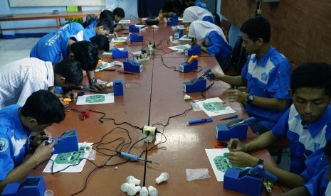 Siswa SMK sedang memproduksi lampu.