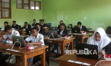 Siswa SMKN 1 Katapang, Kabupaten Bandung akan melaksanakan Ujian Nasional Berbasis Komputer (UNBK), Senin (2/4). Penyelenggaraan UNBK di SMKN 1 tersebut diklaim berjalan lancar.