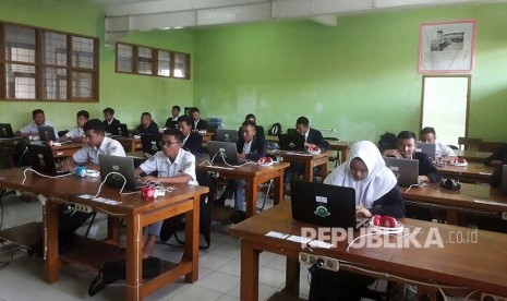 Siswa SMKN 1 Katapang, Kabupaten Bandung akan melaksanakan Ujian Nasional Berbasis Komputer (UNBK), Senin (2/4). Penyelenggaraan UNBK di SMKN 1 tersebut diklaim berjalan lancar.