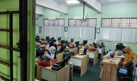 Siswa SMKN 15 Jakarta Selatan sedang mengikuti pembelajaran tatap muka (PTM) hari pertama di sekolah, Rabu (7/4). 