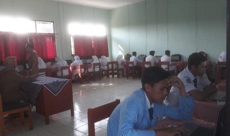 Siswa SMP 3 Baleendah, Kabupaten Bandung melaksanakan UNBK, Senin (22/4). Sebagian siswa menggunakan laptop milik masing-masing.