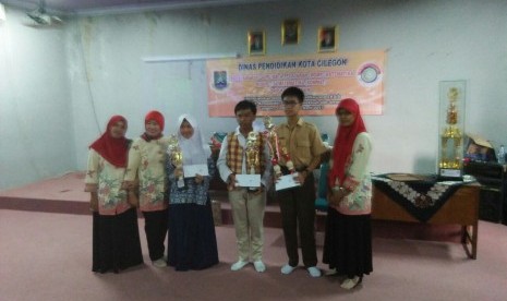 Siswa SMP Bosowa Al Azhar, Rio Rifaldo, menjadi juara kedua Kompetisi Matematika tingkat SMP/MTs Kota Cilegon 2017.