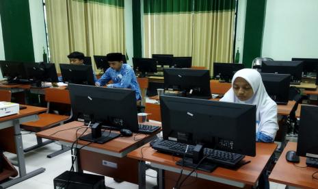 Siswa SMP Darul Ihsan Muhammadiyah Sragen menyabet juara 1, 2 dan 3 bidang Matematika dalam ajang KSN (Kompetisi Sains Nasional) tingkat kabupaten pada pekan lalu. 