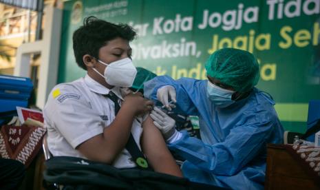 Siswa SMP mengikuti vaksinasi COVID-19 di SMP N 8 Yogyakarta, Terban, Yogyakarta, Senin (19/7/2021). Pemerintah Kota Yogyakarta bekerja sama dengan Badan Intelegen Negara Daerah (BINDA) Yogyakarta dan TNI Angkatan Laut menggelar vaksinasi untuk pelajar sebagai upaya penanganan pandemi COVID-19. 