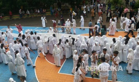 Siswa SMP Negeri 56 Jakarta menumpahkan ekspresi kegembiraan di atas kain putih sepanjang 50 meter yang disediakan oleh sekolah, usai pelaksanakan UNBK hari terakhir Senin (8/5) .