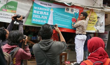 Siswa SMPN 104 Jakarta menurunkan iklan rokok beberapa waktu lalu