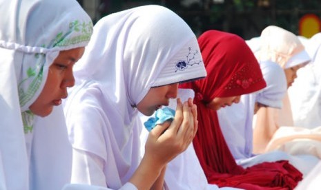 Siswa SMPN 2 Cibinong, Kabupaten Bogor, Jawa Barat Berdoa Bersama (Ilustrasi)