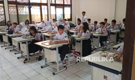 Siswa SMPN 26 Bandung di Jalan Cibogo, Kota Bandung sumringah menerima makan bergizi gratis pada Senin (6/1/2025) pagi.