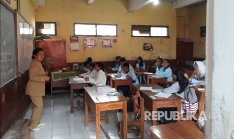 Siswa SMPN 3 Cimenyan, Kabupaten Bandung terpaksa menumpang belajar ke SDN Cibeunying, Kecamatan Cimenyan sejak satu tahun terakhir karena belum memiliki gedung sekolah, Selasa (6/5).