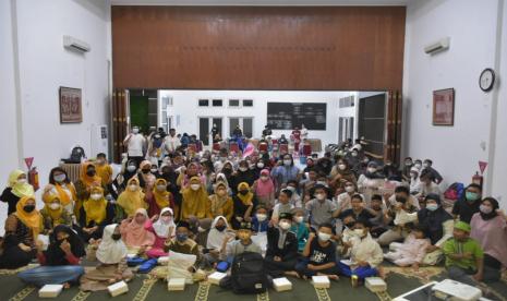 Siswa SMP/SMA dari SLB B Mutiara Hati Indramayu mengikuti pelatihan melukis dan buka bersama puasa di Gedung Persatuan Wanita Patra, Perumahan Bumi Patra. Indramayu.