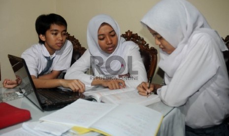 Siswa SMU belajar bersama, Siswa SMU belajar berkelompok