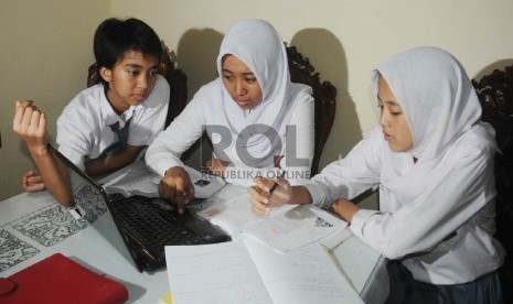 Siswa SMU belajar bersama, Siswa SMU belajar berkelompok