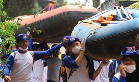 Siswa SMU mengangkat perahu saat mengikuti pelatihan Simulasi Gabungan Siaga Bencana di Tangerang, Banten, Sabtu (7/11). 