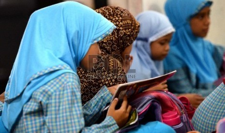  Siswa tahsin Alquran anak bersiap sebelum mengikuti ujian tahsin di Sanggar Al-Qur'an Mardani Lima, Jakarta Pusat, Senin (8/6). (Republika/Wihdan)