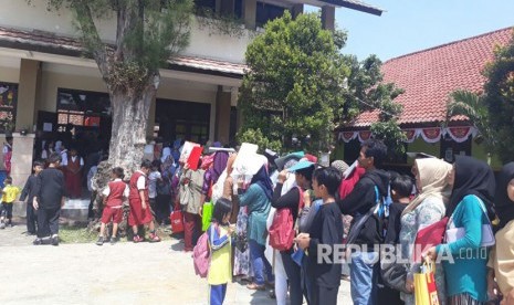 Siswa tak mampu penerima Kartu Indonesia Pintar (KIP) mengantre untuk memproses rekening BRI.