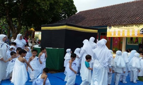 Siswa TK Bina Insani bersemangat melaksanakan peragaan manasik haji di Sekolah TK Bina Insani Bogor, Jawa Barat, Jumat (16/10).