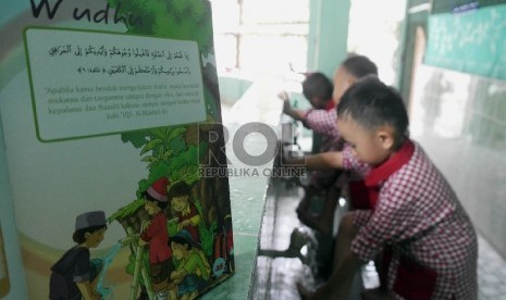 Siswa melalukan praktik berwudhu (Ilustrasi)