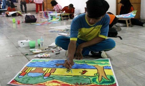 Siswa Tuna Rungu mengikuti lomba menggambar tingkat SLb Se-Jakarta Timur di Gedung Serba Guna 3 Asrama Haji, Jakarta Timur, Rabu (23/4).